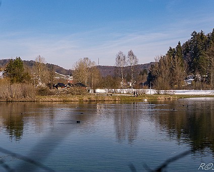 Mägerkinger Lauchert-See im Hintergrund Mägerkingen und der Trochtelfinger 